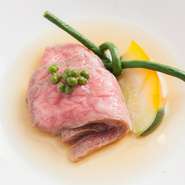 低温調理した宮城県産黒毛和牛は柔らかくしっとり。初夏のはしりには花山椒、次いで青々した実山椒をあしらいます。丸ズッキーニ、ささげなど季節の野菜が優しい彩りを添えます。