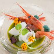 見るからに新鮮な越前町の真イカと三国の甘海老の前菜。素材のおいしさを邪魔することなく際立たせているのは、スープ仕立てにした青紫蘇の野趣あふれる香りです。