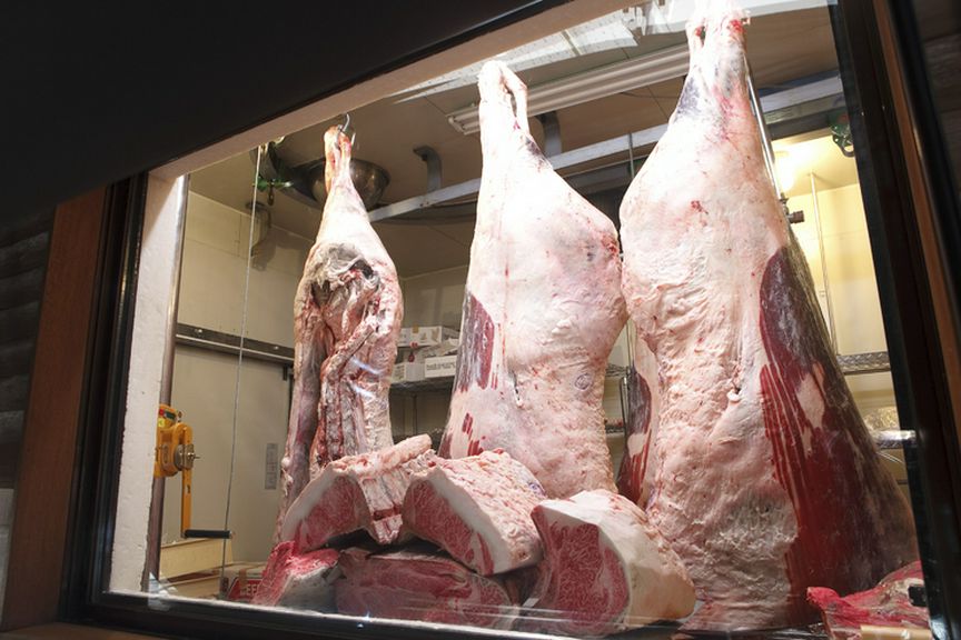 約70〜90日、食べ頃まで肉屋さんの貯蔵庫で寝かせる枝肉