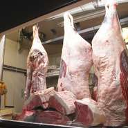 全国各地より吟味して仕入れた黒毛和牛は、肉屋さんの熟成庫に骨付きのままつるし、温度と湿度を管理した環境でじっくりと旨味を引き出していきます。食べ頃になったら部位ごとに最適な調理で提供します。
