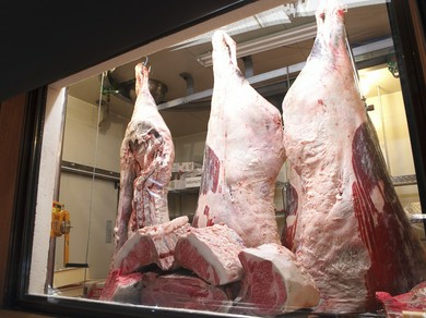 約70～90日、食べ頃まで肉屋さんの貯蔵庫で寝かせる枝肉