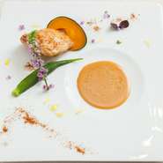 鮮魚料理では、福井の海の恵みを味わいます。皿の中央に置かれた「近海魚エッセンス」は、魚のアラで取ったスープを開業の頃から継ぎ足して作り続けていて、魚介の旨味そのものです。