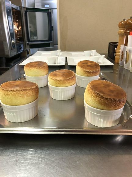 スペシャリテの焼きたてシュクレ＆スフレサレは貴重なメニュー