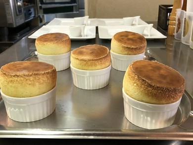 スペシャリテの焼きたてシュクレ＆スフレサレは貴重なメニュー