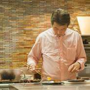 オープンキッチンとカウンター席、シェフとゲストの親密な距離感は、誰でも気負わず「日本の洋食」を楽しんでいただくための計らいです。ご来店をお待ちしています！