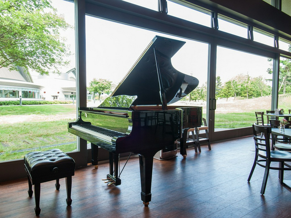 ピアノの生演奏やミニコンサート。甘美なメロディに酔いしれる