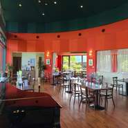 『お子様プレート』もあり、お子様連れでの外食にぴったり。ランチ、ディナーだけでなく、カフェタイムも設定され、休憩にも利用可能。誕生日のお祝いやイベント事も一緒に祝ってくれる優しさが感じられる一軒です。