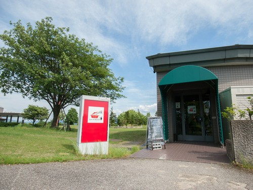 ハーモニーホール敷地内。緑の中に佇む極上のフレンチレストラン