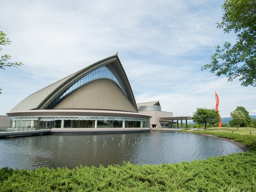 隣接するハーモニーホールふくい。コンサートの余韻を楽しんで