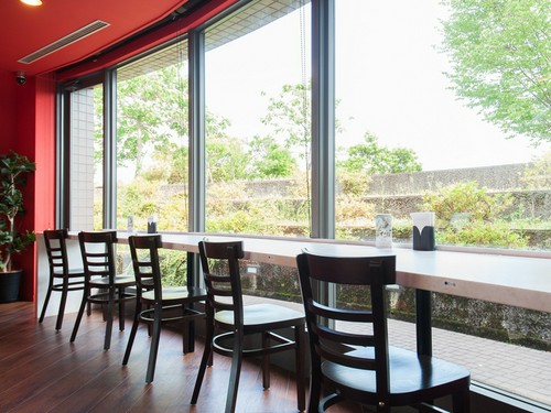 一人でも利用しやすい窓際のカウンター席で、カフェタイムを満喫