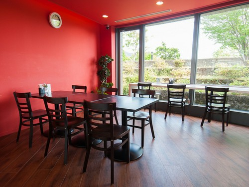 印象的な赤い壁。落ち着いた木製インテリアでハイセンスな空間