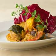 旬の野菜をたっぷり使った、彩の美しい一皿。シチリアの定番料理『夏野菜のシチリア風カッポナータ』