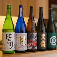 北陸の酒蔵を中心に、料理や食材と相性の良い日本酒をセレクト。「酒造りの神様」とも称される伝説の杜氏が手掛ける「農口尚彦研究所」のお酒も取り揃えています。ほかにも、焼酎やワインなど様々なお酒が充実。