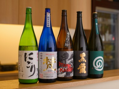 料理の美味しさを引き立てる、北陸を中心とした銘酒がずらり