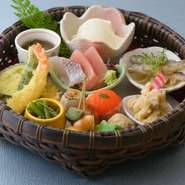 旬の食材を使った料理の数々と美味しいお酒は女性にも大人気。多彩な料理を少しずつ籠に盛り付けたお昼のミニ会席『よくばり気分』を味わいながら、気軽にランチ女子会を楽しむのもおすすめです。