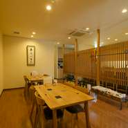和食というと和室をイメージしがちですが、店内はカフェのように気軽にくつろげるカジュアルな空間。堅苦しい雰囲気は一切なく、それでいて、しっかり手間をかけた本格的な料理を堪能できます。
