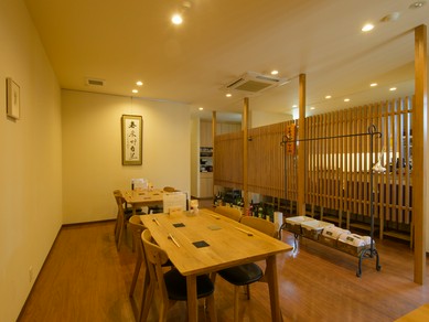 本格的な和食を肩肘張らずに楽しめる、居心地の良いモダン空間