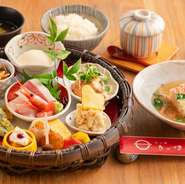 人気のよくばり気分をベースにお造りを盛り沢山にし、『蓮根豆腐の蟹あんかけ』をプラスしたなか村を満喫できるミニ会席！