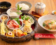 人気のよくばり気分をベースにお造りを盛り沢山にし、『蓮根豆腐の蟹あんかけ』をプラスしたなか村を満喫できるミニ会席！