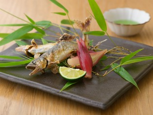 地元の豊かな自然の恵みを生かした『天然鮎の塩焼き』