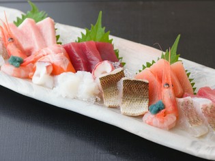 新鮮な天然魚を選りすぐり、『旬のお造り盛り合わせ』として提供