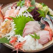 金沢港で水揚げされた朝獲れの魚介類を中心に、鮮度抜群な魚介類を刺身で提供。季節や仕入れ状況などで内容は日替わりですが、カワハギやヒラメ、スズキなどの魚が味わえます。春にはご当地のガスエビも登場。