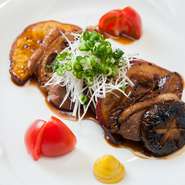 加賀野菜の小坂れんこんとシイタケ、サツマイモを甘辛い醤油タレで重ね焼きにした一品。和食の「鴨のくわ焼き」をアレンジしたもので、鴨肉とレンコンの相性のよさに注目を。お好みで辛子を付けていただきます。