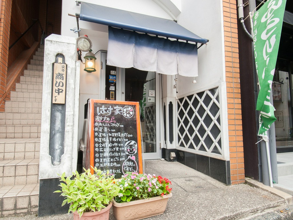 木倉町にある賑やかな店。うろこ壁が目印！