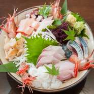 金沢港で水揚げされた朝獲れの魚介類を中心に、鮮度抜群な魚介類が自慢。春にはガスエビも登場します。また金沢ならではのレンコンなどの加賀野菜も多用しているので、当地ならではの味わいを満喫できます。