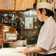 当店のメニューは、すべてボリュームが多めに設定されています。地元の食材をふんだんに使った料理で、地元の人も観光の方も、お腹いっぱい食べていただきたい。そして幸せなひとときをお過ごしください。
