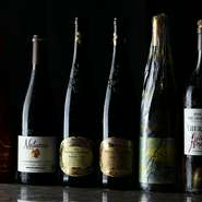 居酒屋といえば、お酒は欠かせないメインメニューです。店内では、訪れたお客様皆様に満足していただけるように、たくさんの種類を取り揃えています。特にワインはドイツの珍しいものを提供しています。