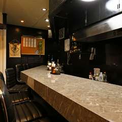 カウンターのみだから1人でも気兼ねなく楽しめる！