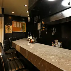 カウンターのみだから1人でも気兼ねなく楽しめる！