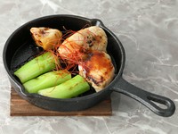 焼き鳥を鉄板で提供する『鳥の鉄板焼き』