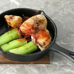 焼き鳥を鉄板で提供する『鳥の鉄板焼き』