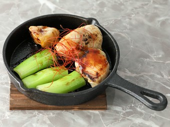 焼き鳥を鉄板で提供する『鳥の鉄板焼き』