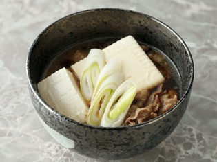 すき焼き風の味付けがたまらない！『肉豆腐』