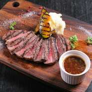 佐賀牛霜降りステーキは、焼いた牛肉を薄く切って皿に盛りつけるシンプルな料理です。上質な佐賀牛が使われており、しっとり柔らか。添え野菜が季節によって異なるのも楽しみの一つです。