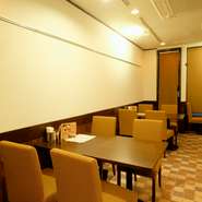 黄色、茶色、白という優しい色調で統一された店内は、女性好みのおしゃれな雰囲気。アットホームな空間は、まるで自宅のリビングで寛いでいるかのような居心地の良さです。