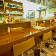 カウンター席があり、女性1人でもふらりと立ち寄りたくなる温かなムード。女性スタッフばかりで切り盛りされているので、のんびりとリラックスして過ごせます。