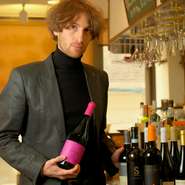 イタリア人の友人アンドレアさんが厳選したワインを、店主の大井さん自ら試飲して仕入れるこだわりよう。日本未輸入の珍しい物が多いのが特徴です。ワイン通も満足させる品揃えは、見事の一言。