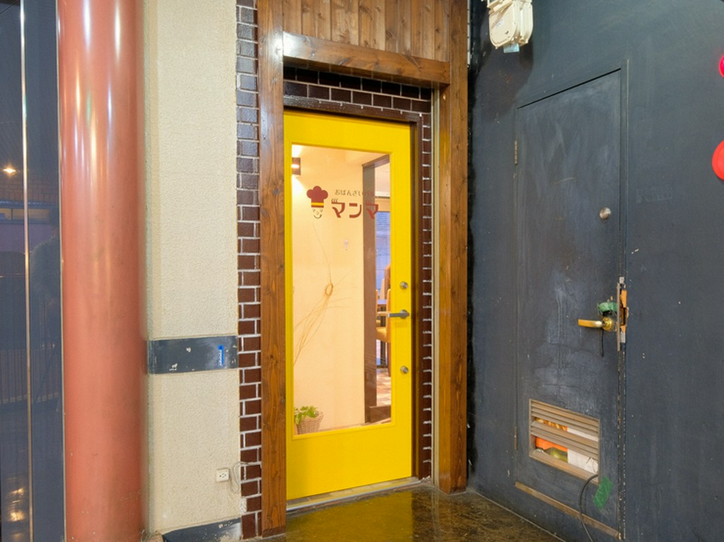 駅からほど近いビルの2Fにある、隠れ家的な雰囲気のバル