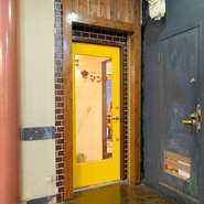 「ここにこんなに居心地が良く、おしゃれなお店があるんだ」と嬉しい驚きを味わえる店。友人にこっそりと教えたくなる、隠れ家的なとっておきのバルです。
