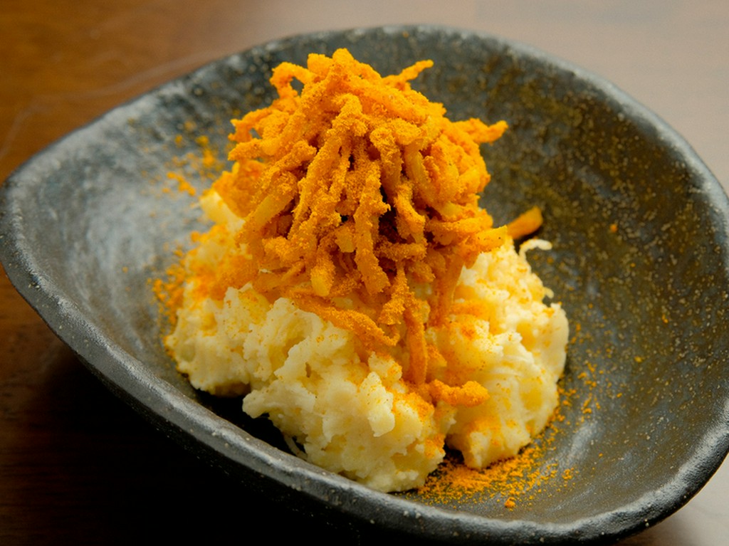 見た目の美しさと、口に入れたときの意外性が魅力『黄金のポテサラ』