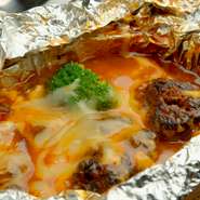 甘辛の自家製デミグラスソースとたっぷりのチーズがポイント。50gのハンバーグ2個ときのこやブロッコリーがホイル焼にされています。小ぶりのハンバーグは2人で分けても1人で食してもOK。＋100円でバケット付きに。