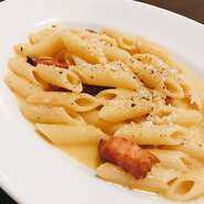 卵黄とペコリーノチーズのみで仕上げたあっさりとしたカルボナーラ