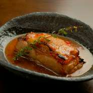 犬鳴きポークのスペアリブの塊を使い、店オリジナルのソースで仕上げたジューシーで肉厚な逸品。おばんざいの和風テイストを取り入れたソースが絶品です。【マンマ】ならではの美味しさに魅了されます。