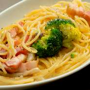 トマトソース・クリームソース・和風ペペロンチーノ。具材は日替りでご用意しております。できるだけお好きな具材でおつくりします。詳しくはマンマまで。