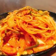 アツアツの鉄板の上にのせてお持ちします。どこか懐かしいマンマ特製ナポリタン。＋50円で卵入りにできます。