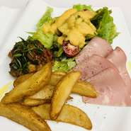 まずはコレ！
イタリアン前菜のセット作りました！
ポテトフライ＋イタリアン前菜2種＋1ドリンク
皆さまでシェアしてください！